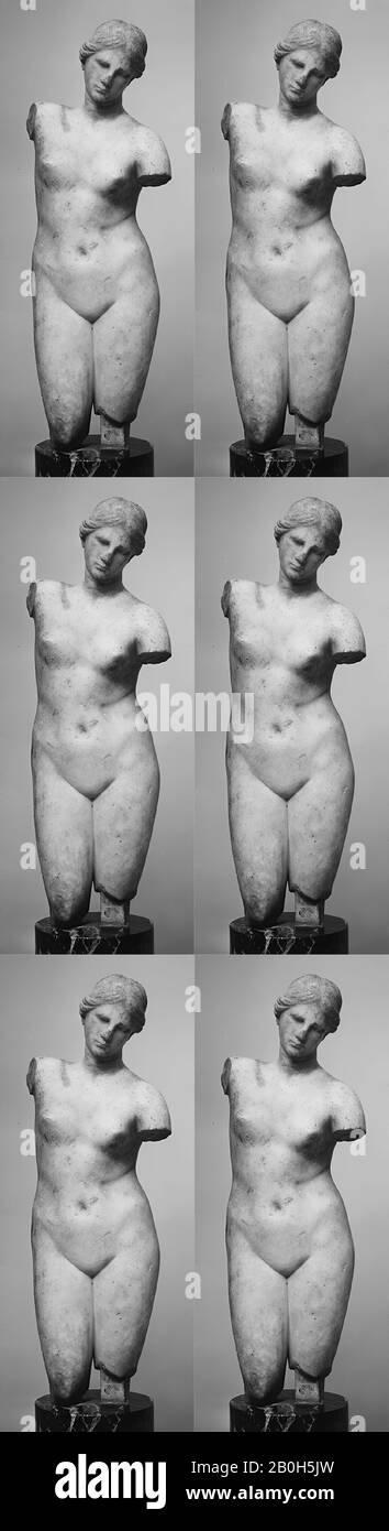 Marmorstatuette vom Typ Aphrodite Anadyomene (steigend), Griechisch, hellenistisch, Datum Ende des 2. Jahrhunderts v. Chr., Griechisch, Marmor, Insel, H. 21 1/2 Zoll (54,6 cm), Steinbildhauerei Stockfoto