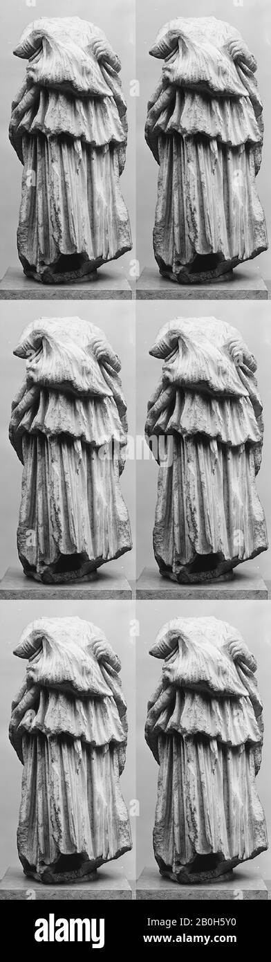 Marmorstatuette eines Mädchens, griechische, hellenistische, Datum 3. Jahrhundert v. Chr., Griechisch, Marmor, 25 3/8 Zoll. (64,4 cm), Steinbildhauerei Stockfoto