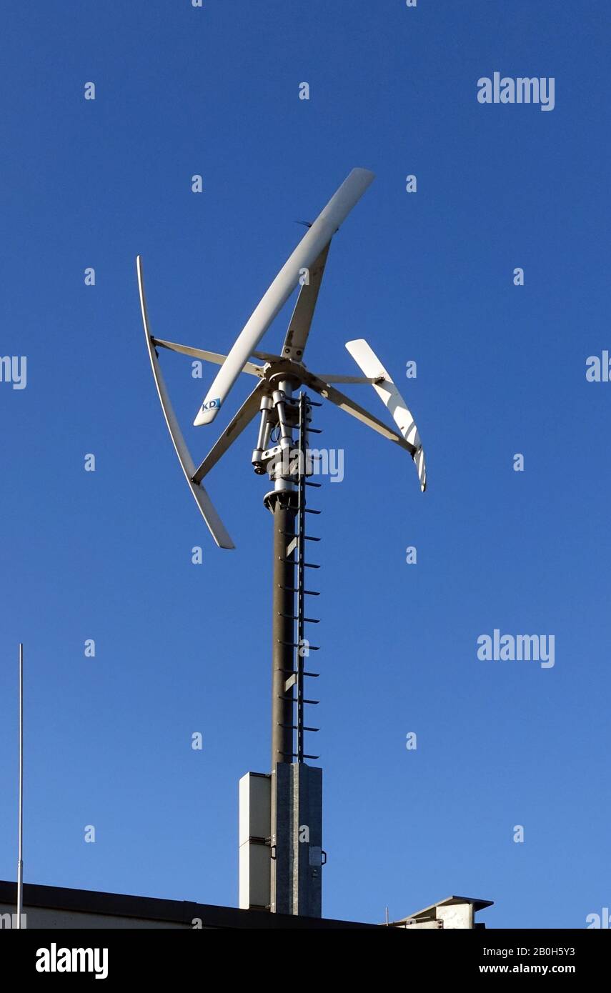 05.12.2019, Berlin, Deutschland - Vertikale Windkraftanlage. 00S191205D667CAROEX.JPG [MODEL RELEASE: Nein, PROPERTY RELEASE: No (c) caro images / Sorge, http: Stockfoto
