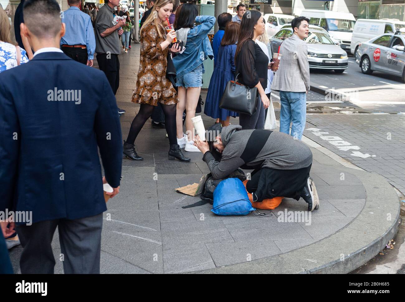 27.09.2019, Sydney, New South Wales, Australien - Fußgänger gehen im Geschäftszentrum der Millionen-Metropole an einem bettelnden Obdachlosen vorbei. 0SL190 Stockfoto