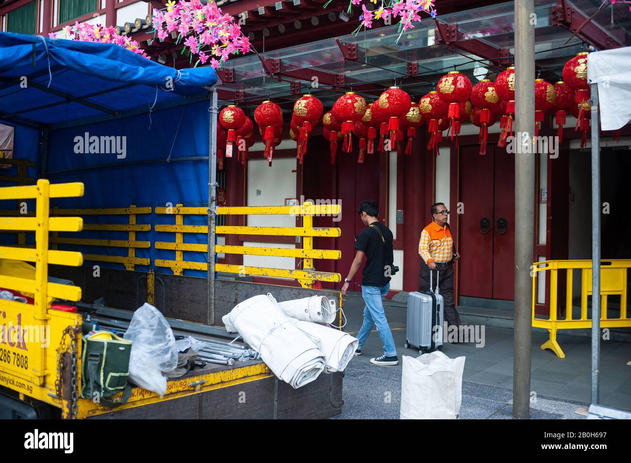 23.01.2020, Singapur, Singapur - Zwei Männer gehen am Buddha-Zahnrelikempel im Chinatown-Viertel vorbei, der für Chinesen dekoriert ist Stockfoto