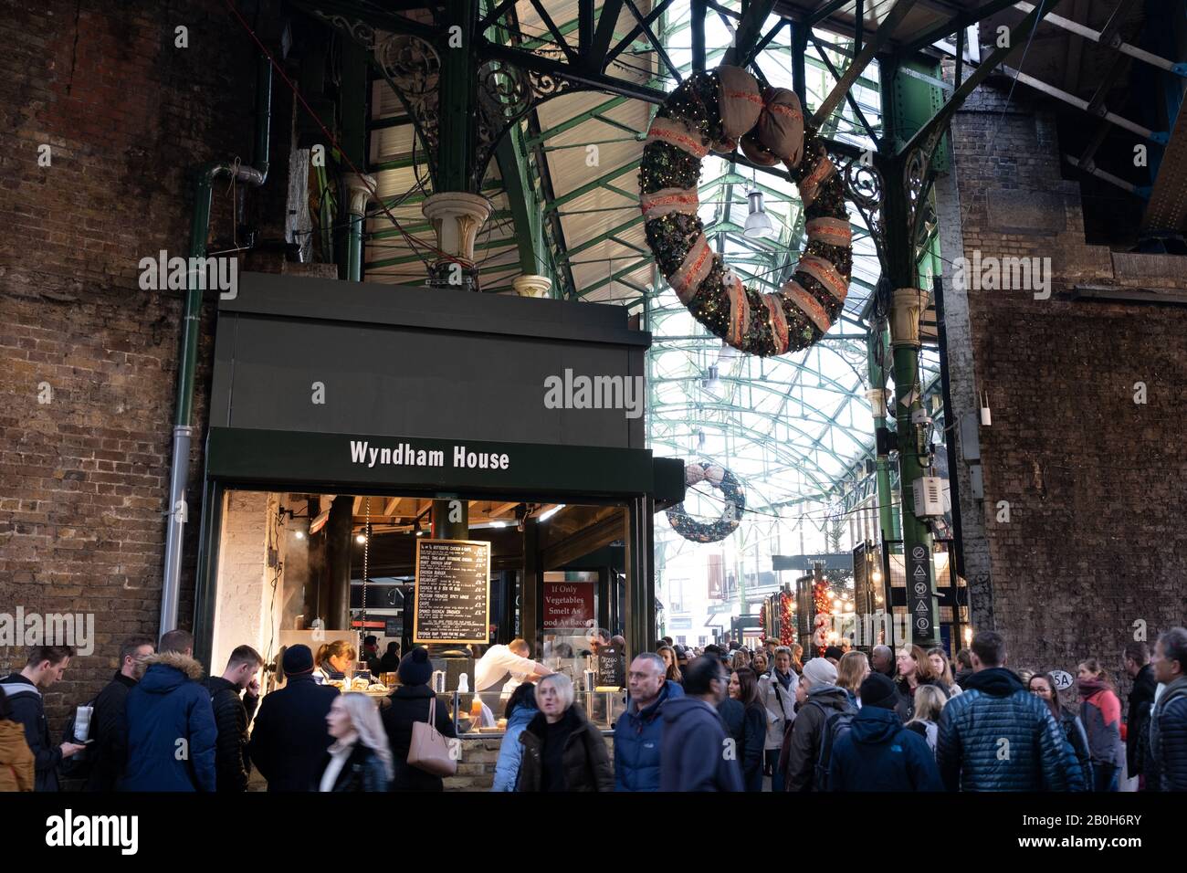 London, Großbritannien - 29. November 2019: Weihnachtskranz von Wyndham House Stand im Borough Market, einem der größten und ältesten Lebensmittelmärkte Londons, Peopl Stockfoto