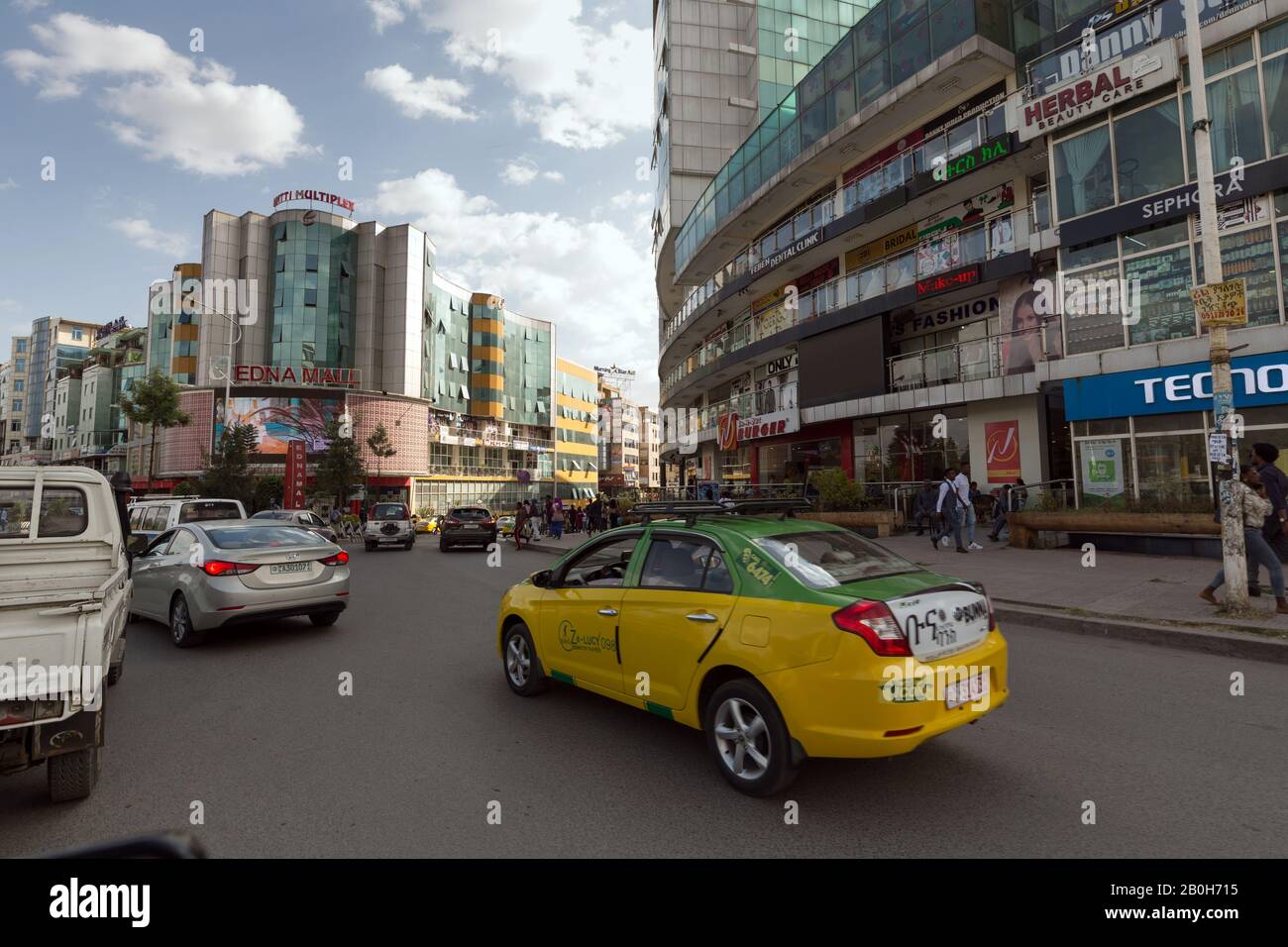 01.11.2019, Addis Abeba, Addis Abeba, Äthiopien - offizielles gelb-grünes Taxi im Verkehr in der Edna Mall, Kamerunstraße. Bauboom in Addis Abeba Stockfoto
