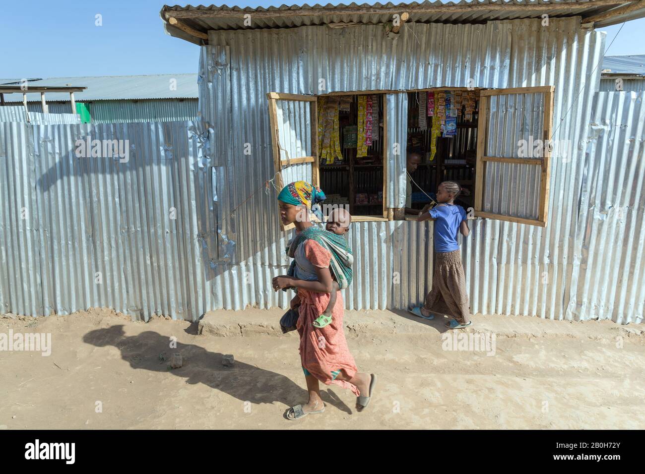 02.11.2019 leben und residieren Adama, Oromiyaa, Äthiopien - 8000 Binnenvertriebene aus der Region Somalia in vier Flüchtlingslagern am Stadtrand. Ein Mädchen a Stockfoto