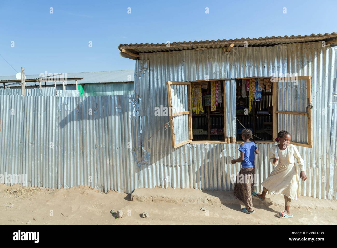 02.11.2019 leben und residieren Adama, Oromiyaa, Äthiopien - 8000 Binnenvertriebene aus der Region Somalia in vier Flüchtlingslagern am Stadtrand. Zwei Mädchen Stockfoto