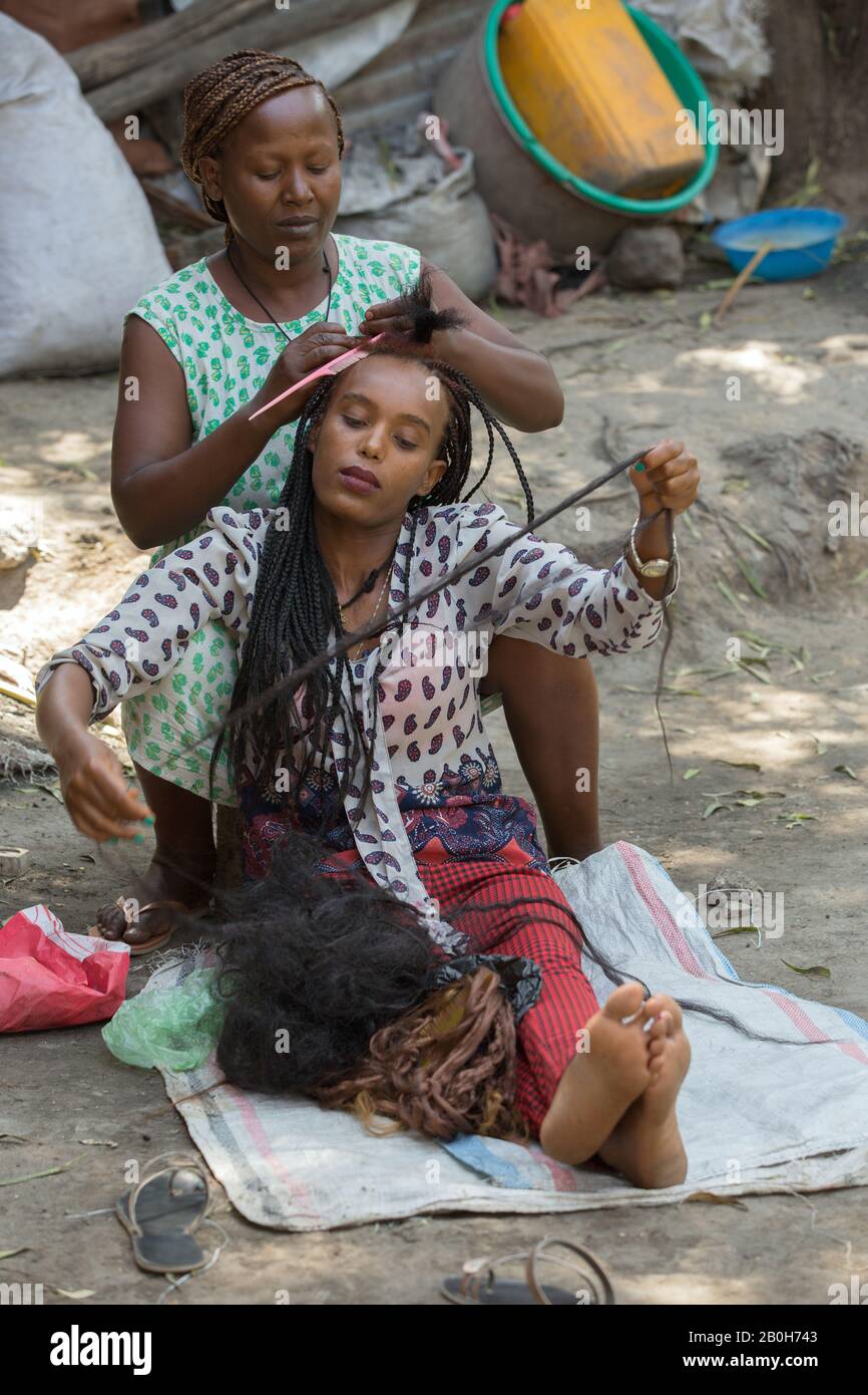 02.11.2019, Adama, Oromiyaa, Äthiopien - EIN Friseur und Haarstylisten frisiert den Kunden die Haare. Frauen und Migration-Prone Youth Economic Empower Stockfoto