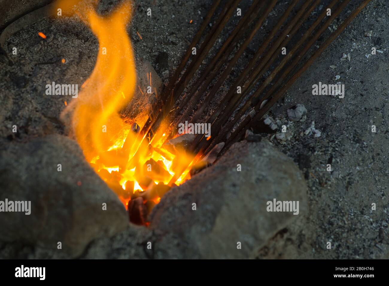 02.11.2019, Adama, Oromiyaa, Äthiopien - Smithy Fire. Ein Schmied schmiegt Eisennägel in seiner Werkstatt. Frauen und Migration-Prone Jugend Wirtschaft Empowerm Stockfoto