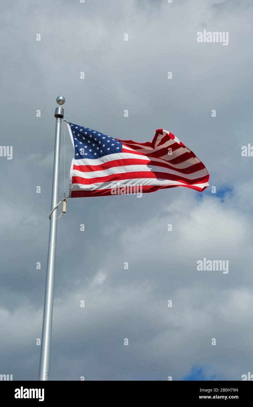 SD00150-00...SOUTH DAKOTA - Flagge, die über das Minuteman Missile National Historic Site Visitors Center fliegt. Stockfoto