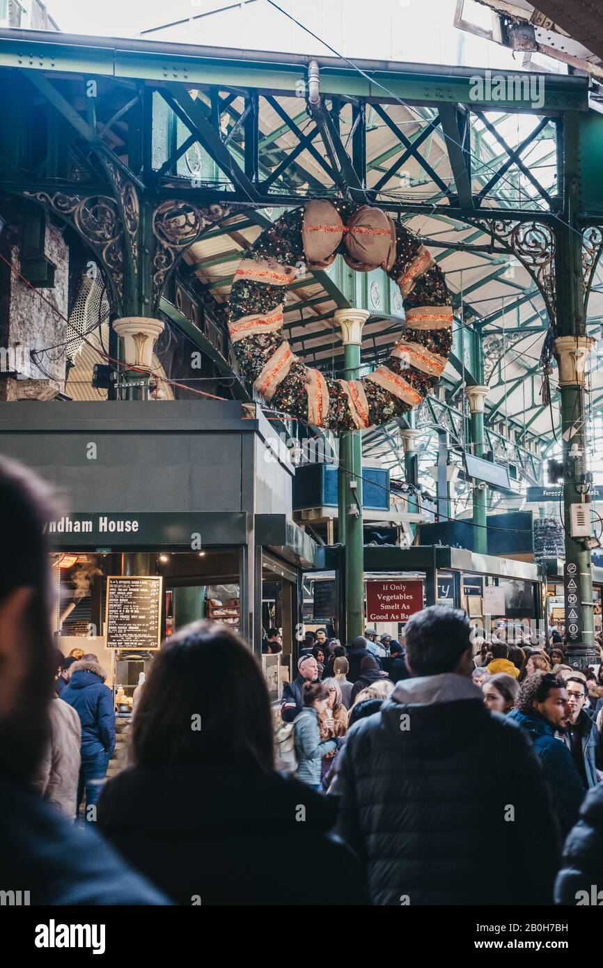 London, Großbritannien - 29. November 2019: Weihnachtskranz von Wyndham House Stand im Borough Market, einem der größten und ältesten Lebensmittelmärkte Londons, Peopl Stockfoto