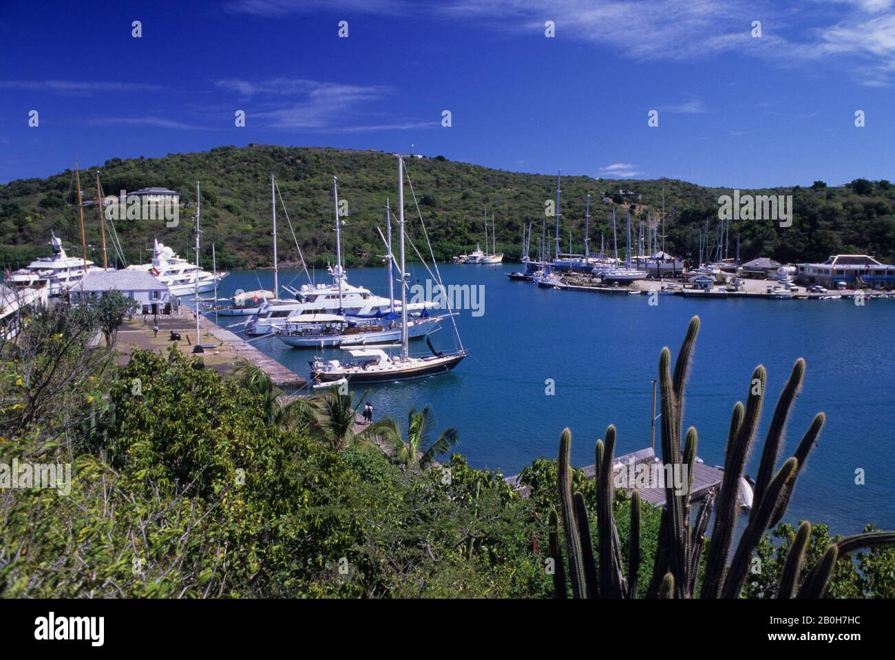 ANTIGUA, ENGLISCHER HAFEN/NELSONS HAFENANLAGE, BLICK AUF BOOTE IM HAFEN Stockfoto