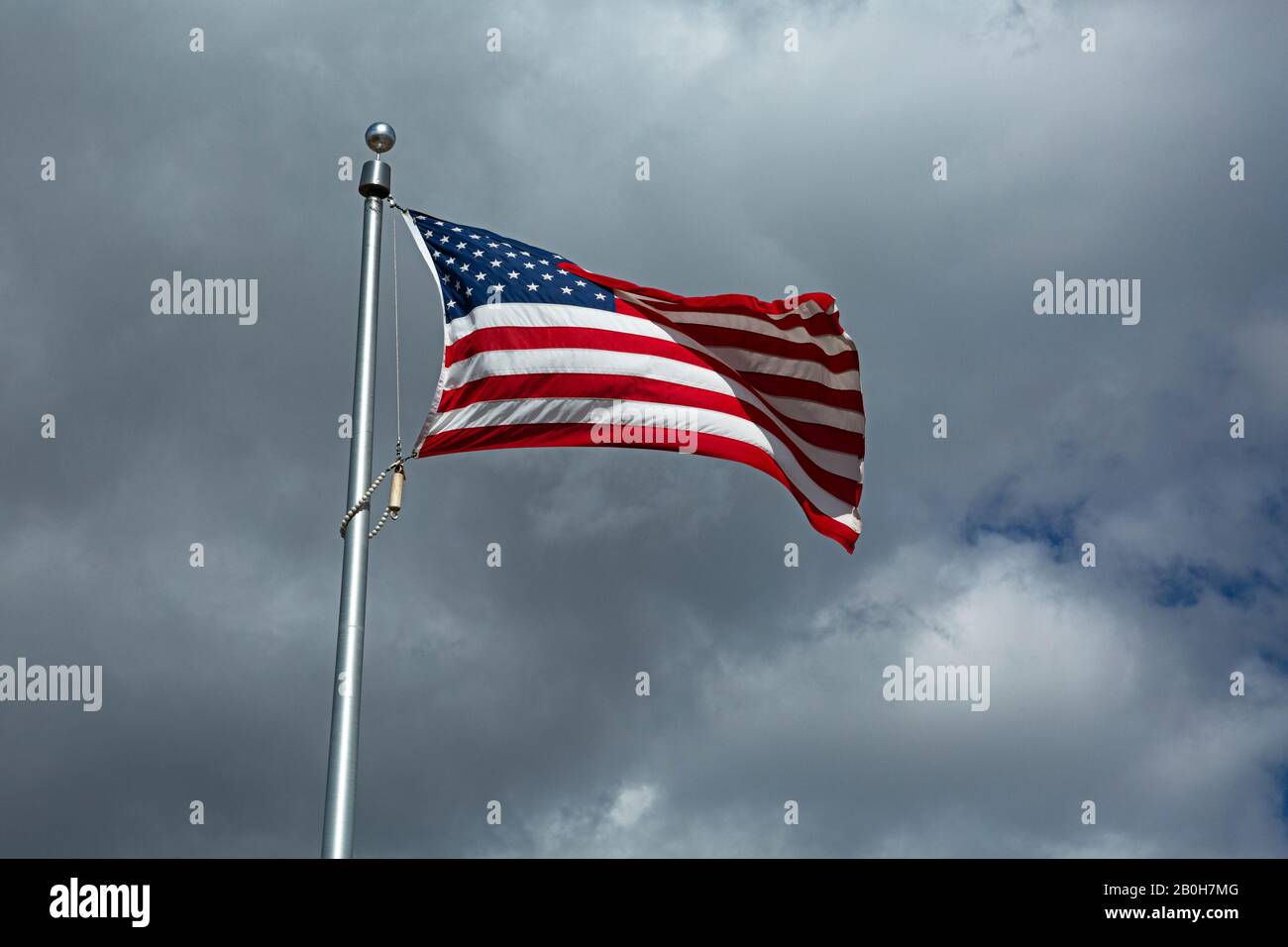 SD00151-00...SOUTH DAKOTA - Flagge, die über das Minuteman Missile National Historic Site Visitors Center fliegt. Stockfoto