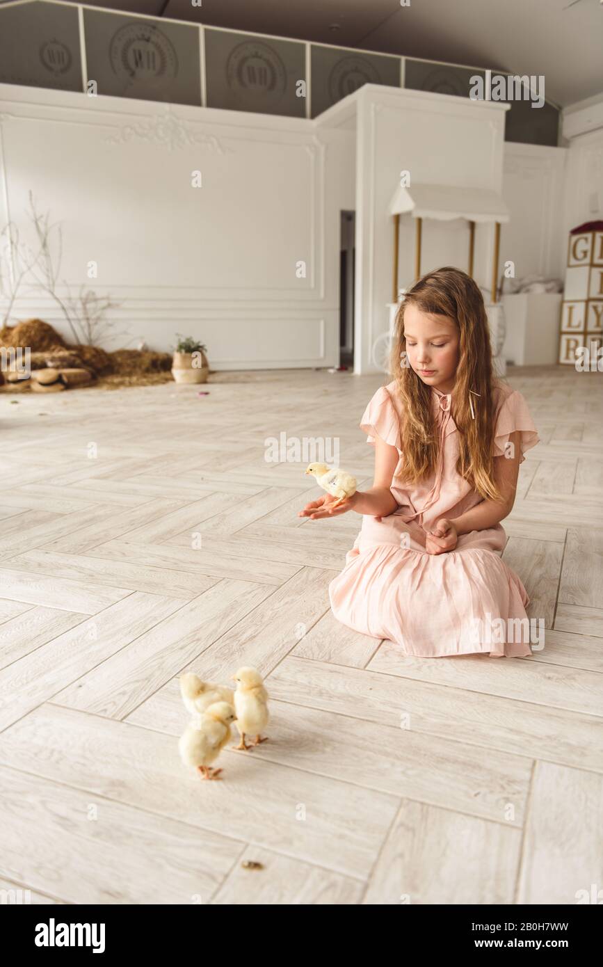 Mädchen spielen mit Enten zu Ostern Stockfoto