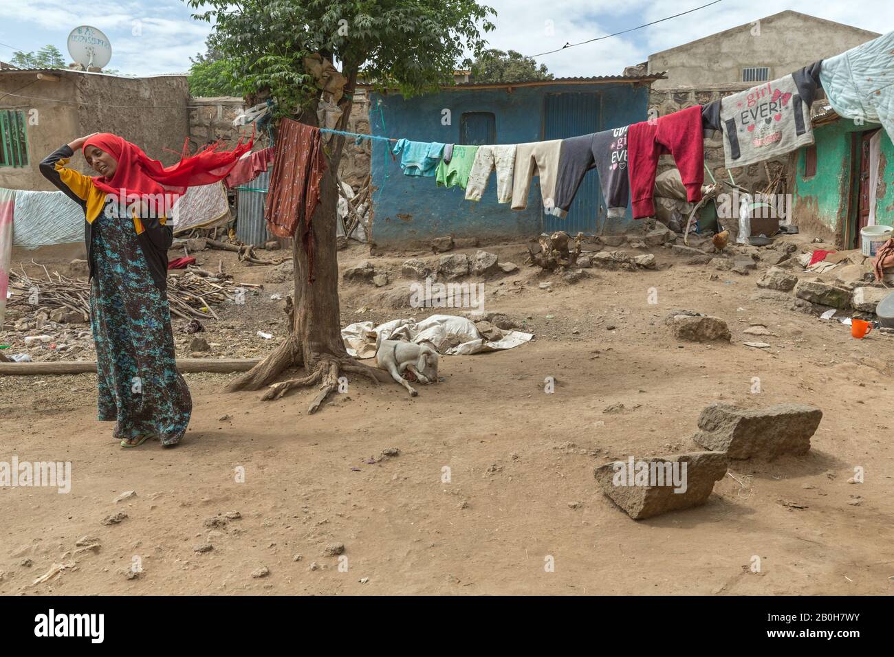 07.11.2019, Adama, Oromiyaa, Äthiopien - EINE verschleierte Frau steht im Innenhof eines einfachen, schlechten Gebäudekomplexes. Im Wind weht der Schleier. Frauen a Stockfoto