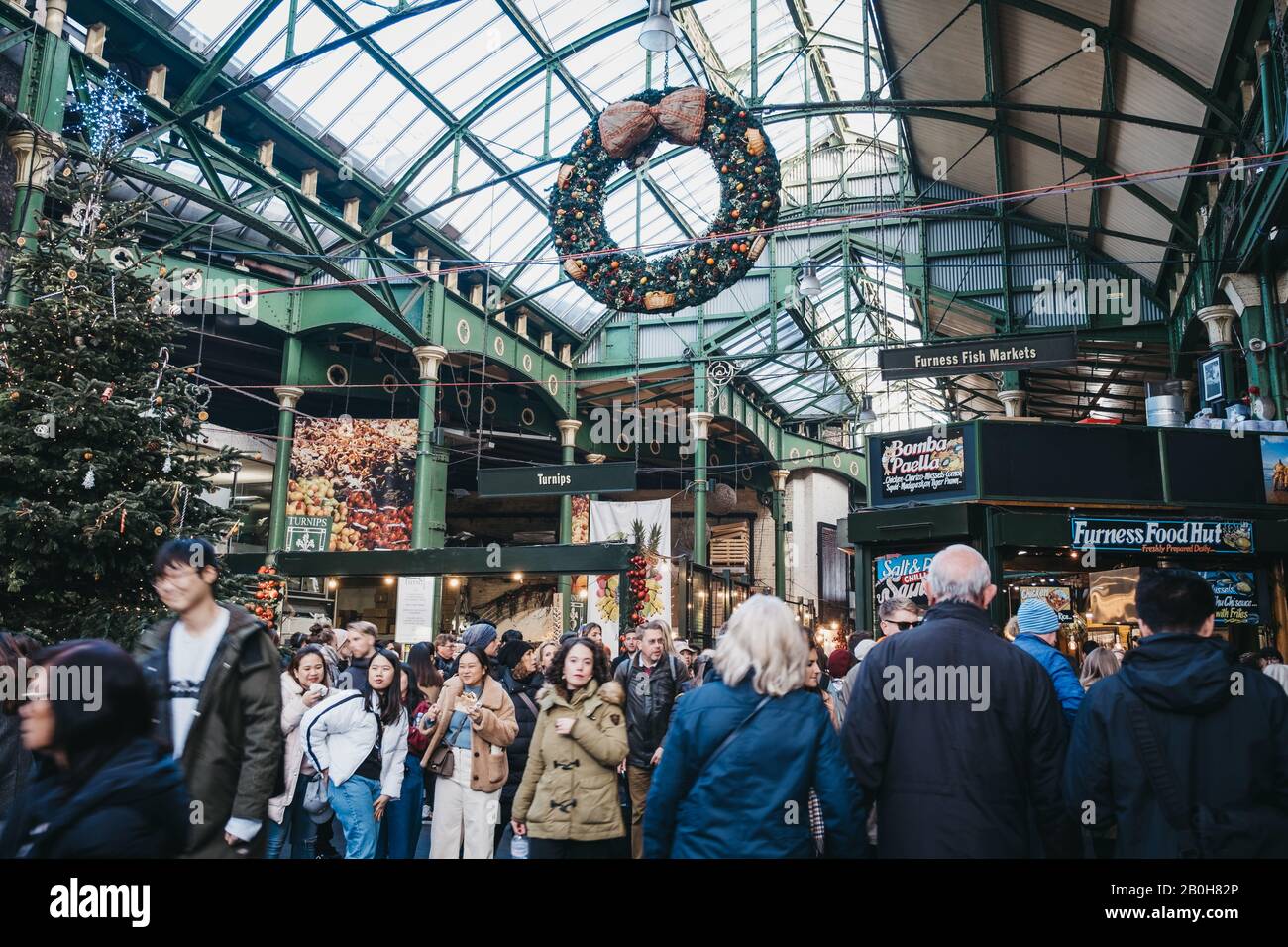 London, Großbritannien - 29. November 2019: Interior of Borough Market, einer der größten und ältesten Lebensmittelmärkte Londons, dekoriert für Weihnachten, People walki Stockfoto