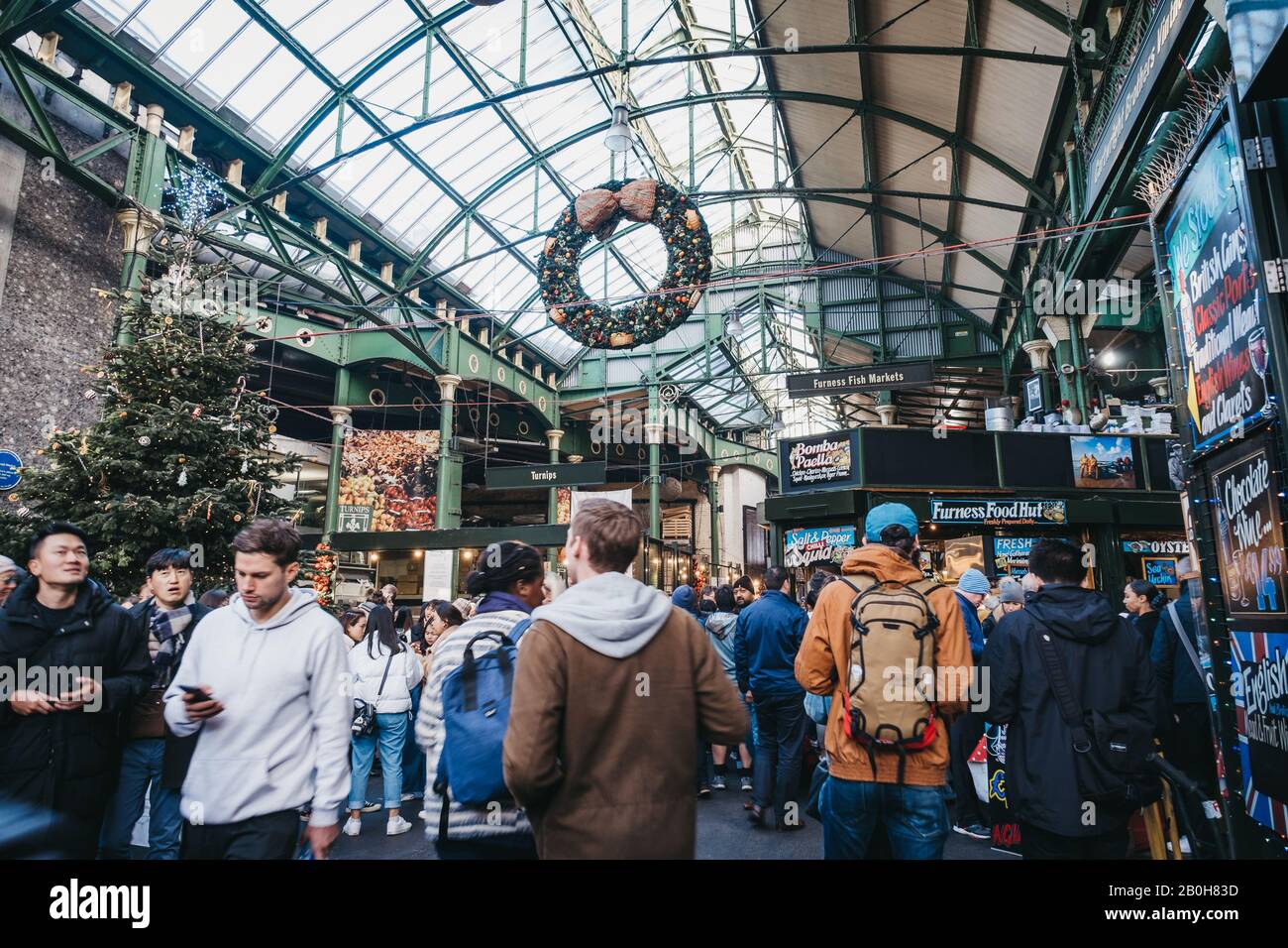 London, Großbritannien - 29. November 2019: Interior of Borough Market, einer der größten und ältesten Lebensmittelmärkte Londons, dekoriert für Weihnachten, People walki Stockfoto