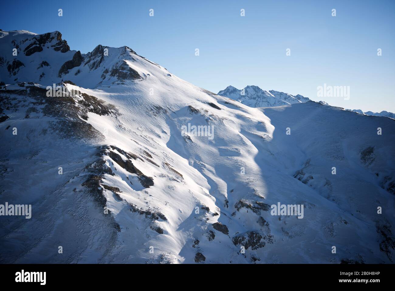 Verschneite Berge in den Pyrenäen im Ossau-Tal in den französischen Pyrenäen. Stockfoto