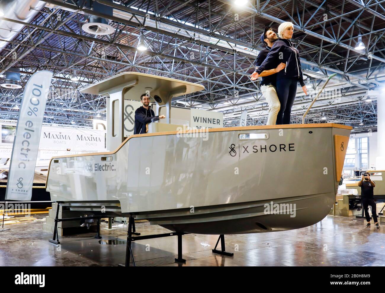 17.01.2020, Düsseldorf, Nordrhein-Westfalen, Deutschland - Messeboot Düsseldorf, Modelle, die auf einem elektrischen Schnellboot der schwedischen X Shore Shipya posieren Stockfoto