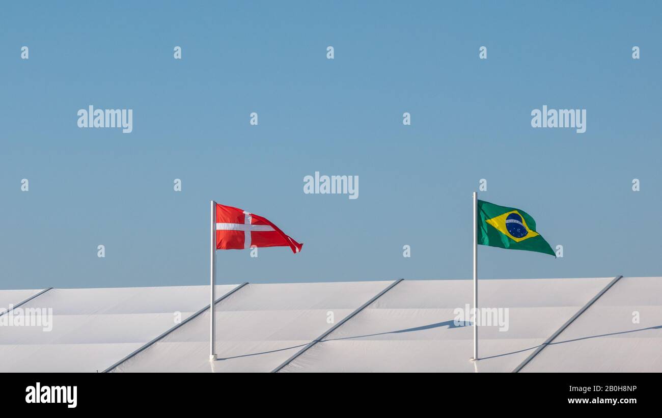 Dänische und brasilianische Flaggen nebeneinander Stockfoto