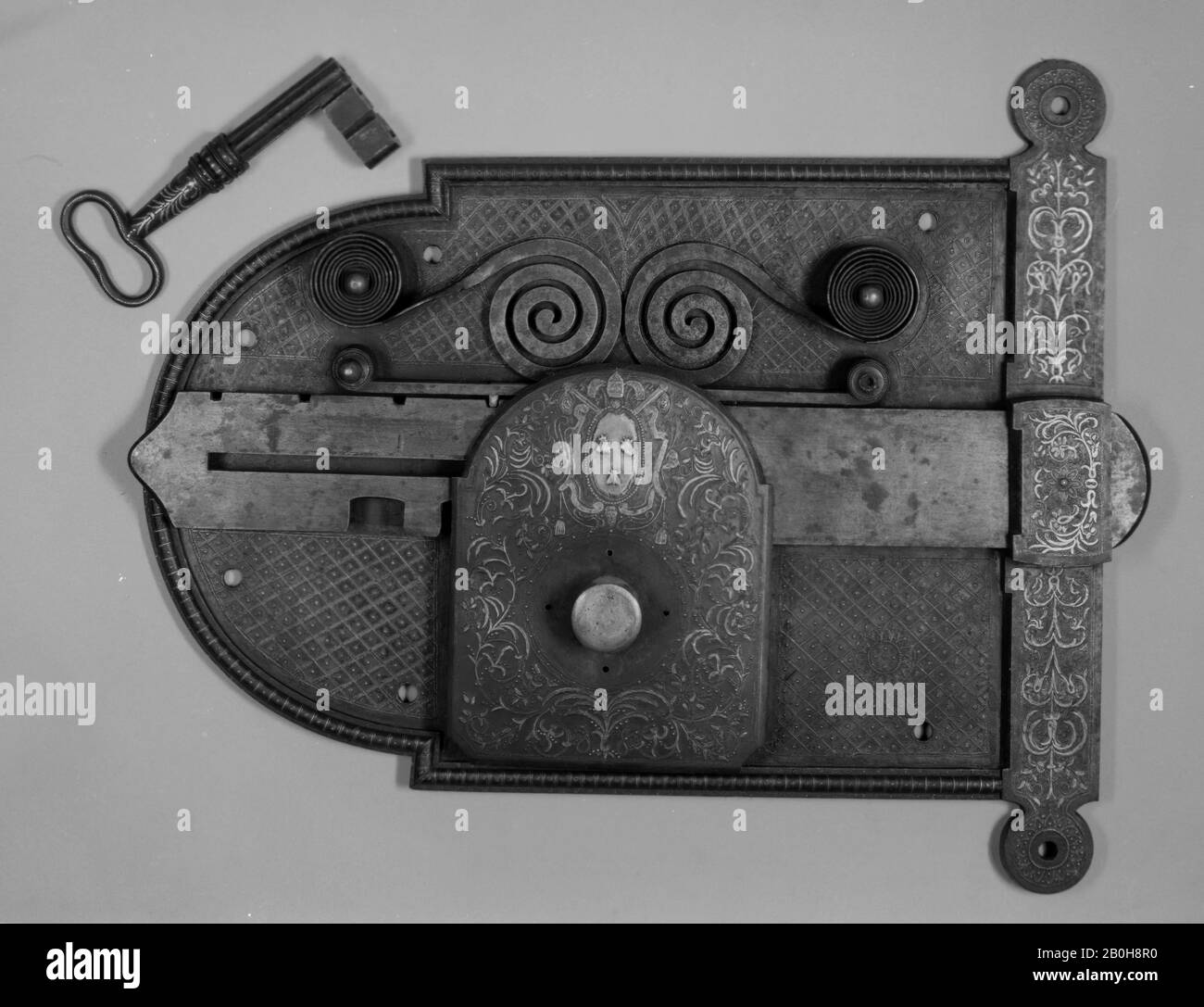 Schloss und Schlüssel, Italienisch, 17. Jahrhundert, Italienisch, Eisen, Silber, Insgesamt (.44a): 17 3/8 × 21 Zoll. (44,1 × 53,3 cm), Länge (.44b): 2 3/4 Zoll (7 cm), Länge (.44c): 6 7/8 Zoll (17,5 cm), Metallwerk-Eisen Stockfoto