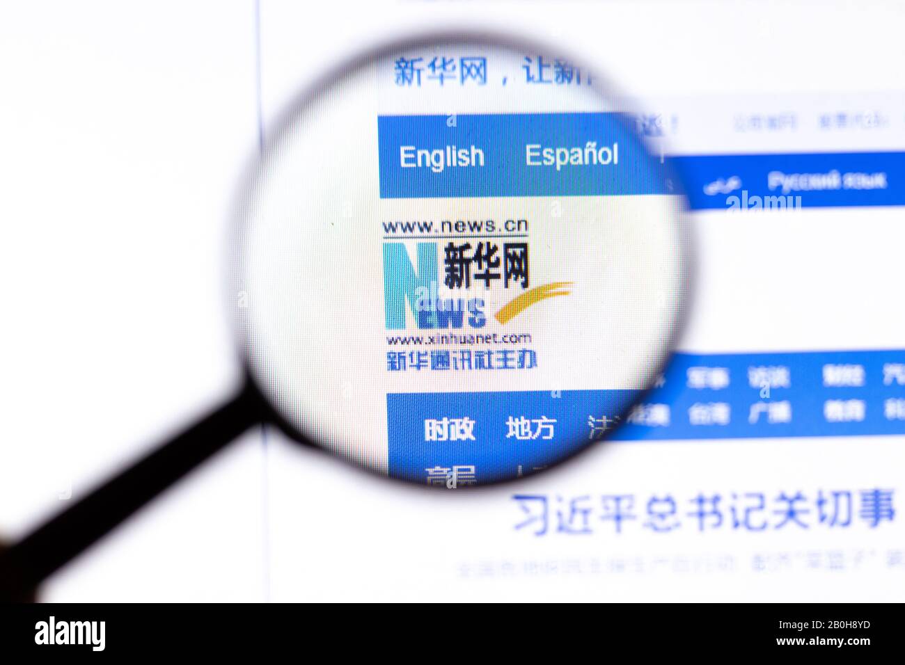 Los Angeles, Kalifornien, USA - 18.02.2020: Webseite der Xinhua News Agency mit Nahlogo. Website-Symbol Xinhuanet.com auf dem Bildschirm, Illustrierend Stockfoto