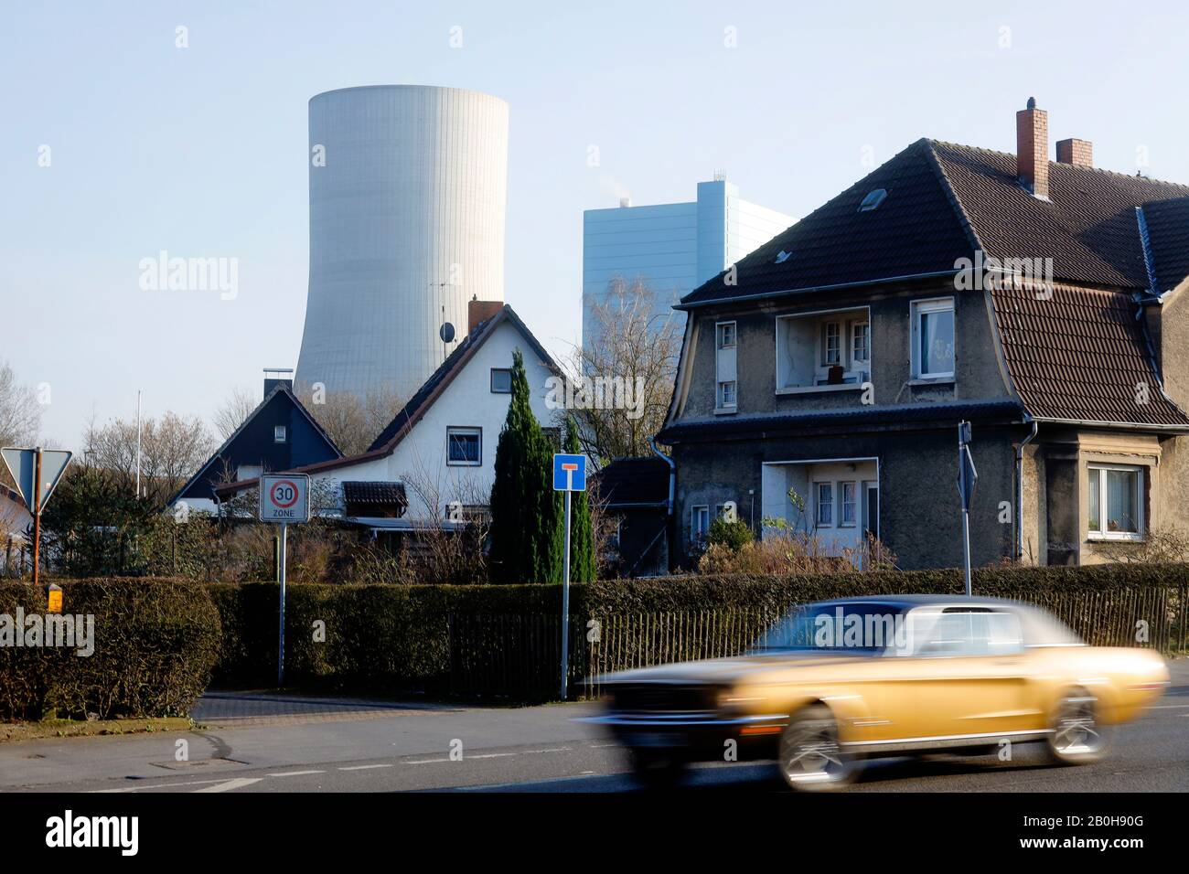 26.01.2020, Datteln, Nordrhein-Westfalen, Deutschland - Wohnhäuser in der Meistersiedlung vor dem Datteln 4-Kraftwerk, Uniper Kohle- Stockfoto