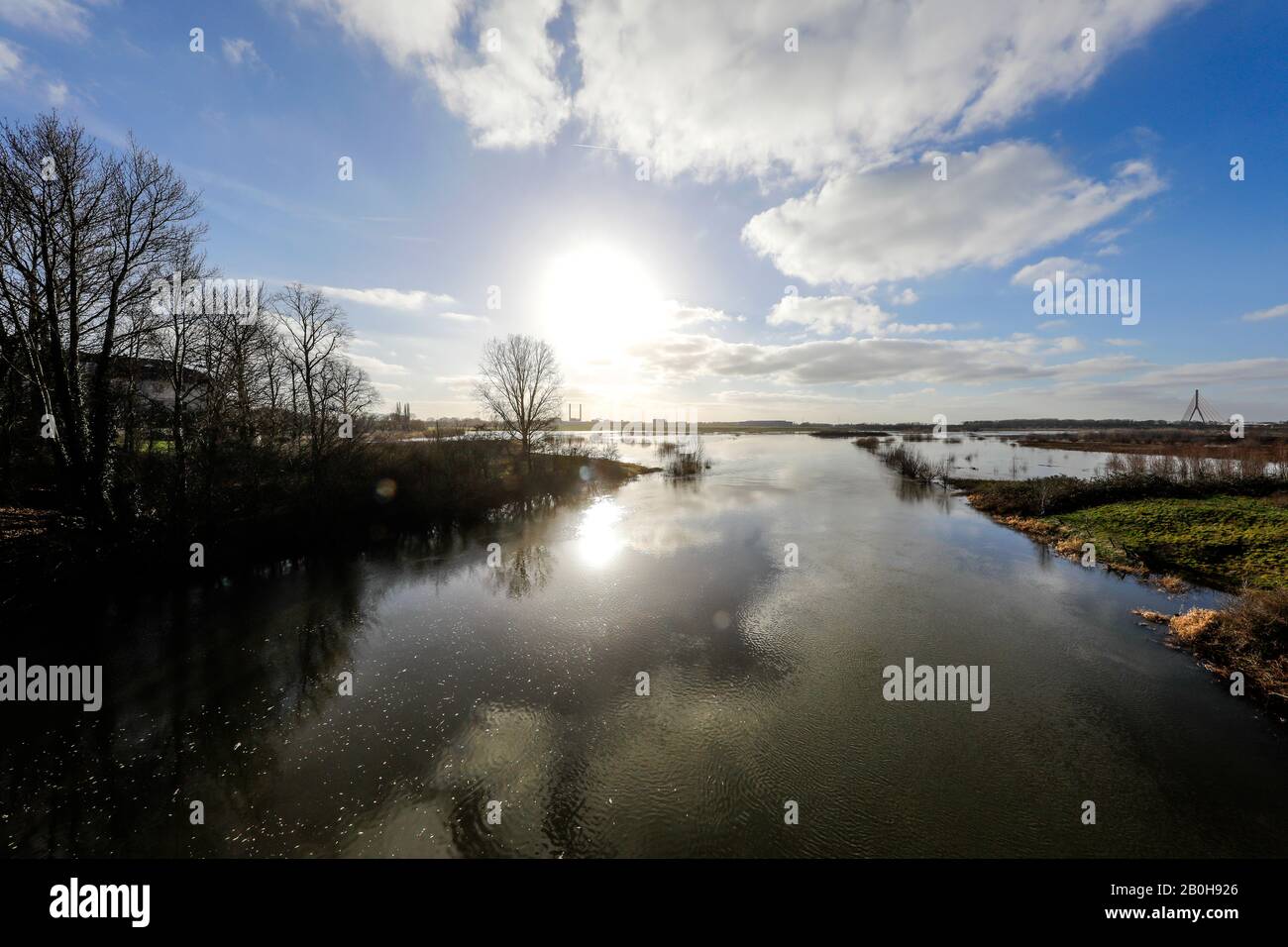 05.02.2020, Wesel, Nordrhein-Westfalen, Deutschland - Lippe, Hochwasser im renaturierten Überschwemmungsgebiet an der Einmündung der Lippe in den Rhein. 00X200 Stockfoto