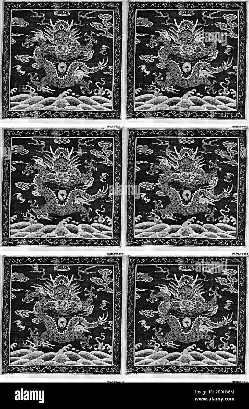 Rangabzeichen mit viergesetztem Drachen, China, Qing-Dynastie (1644-1911), Datum Ende 17.-Anfang 18. Jahrhundert, China, Seide, 13 1/2 x 14 Zoll. (34,29 x 35,56 cm), Textil-Tapestry Stockfoto