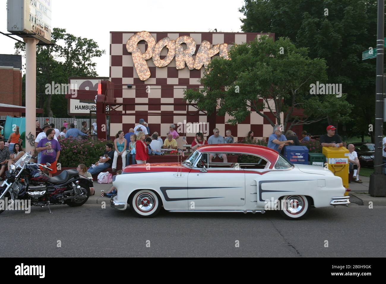 1953-54 modifizierte Pontiac Hardtop vor Porkys Drive-In-Restaurant an der University Avenue in St. Paul, Minnesota Stockfoto