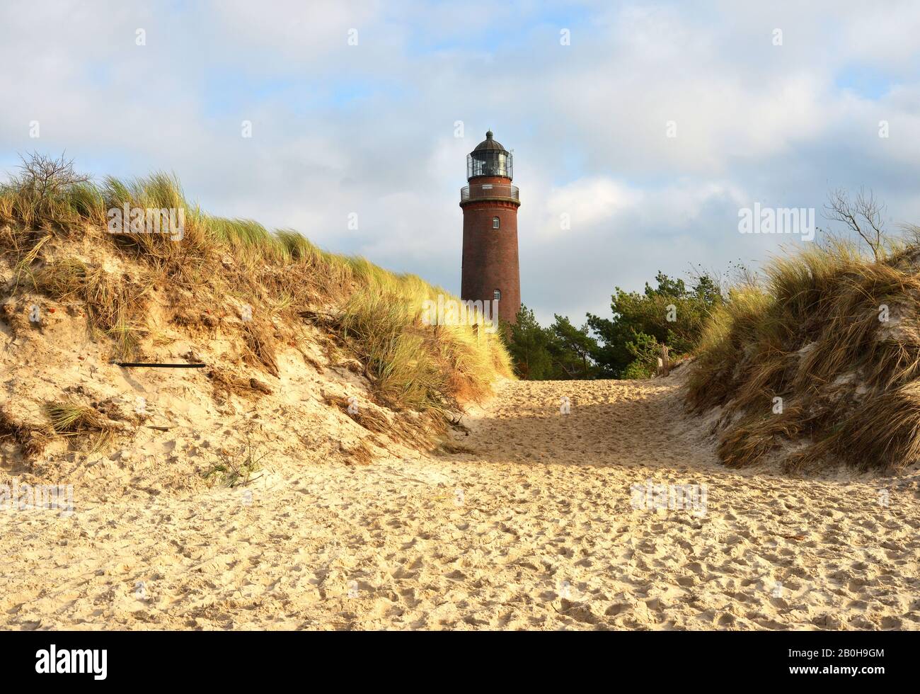 Schöner Blick über die Sanddünen zum Leuchtturm auf der Halbinsel Darß in der Nähe des Dorfes Prerow in Deutschland Stockfoto