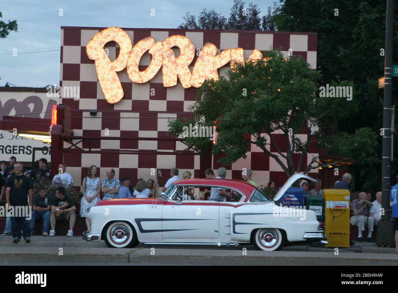 1953-54 modifizierte Pontiac Hardtop vor Porkys Drive-In-Restaurant an der University Avenue in St. Paul, Minnesota Stockfoto