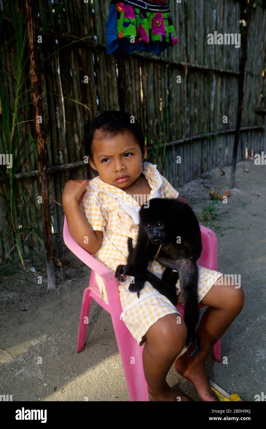 PANAMA, SAN BLAS-INSELN, ACUATUPU-INSEL, KUNA-INDIANERIN MIT PET-HEULAFFE Stockfoto