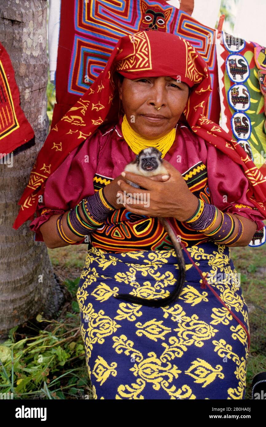 PANAMA, SAN BLAS-INSELN, NIA TUPU-INSEL, KUNA-INDIANERIN MIT PET-MARMOSE (AFFE) Stockfoto