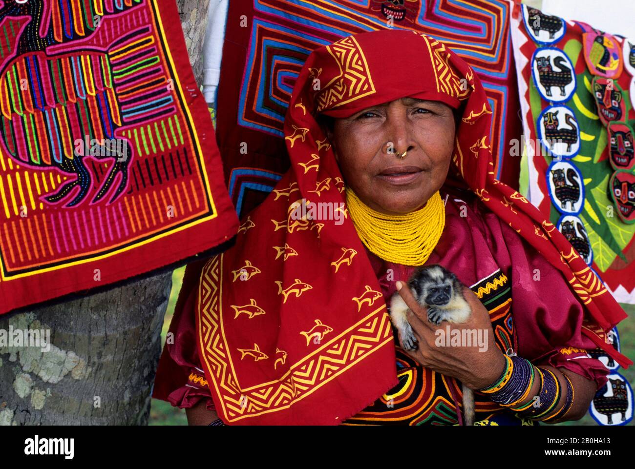 PANAMA, SAN BLAS-INSELN, NIA TUPU-INSEL, KUNA-INDIANERIN MIT PET-MARMOSE (AFFE) Stockfoto
