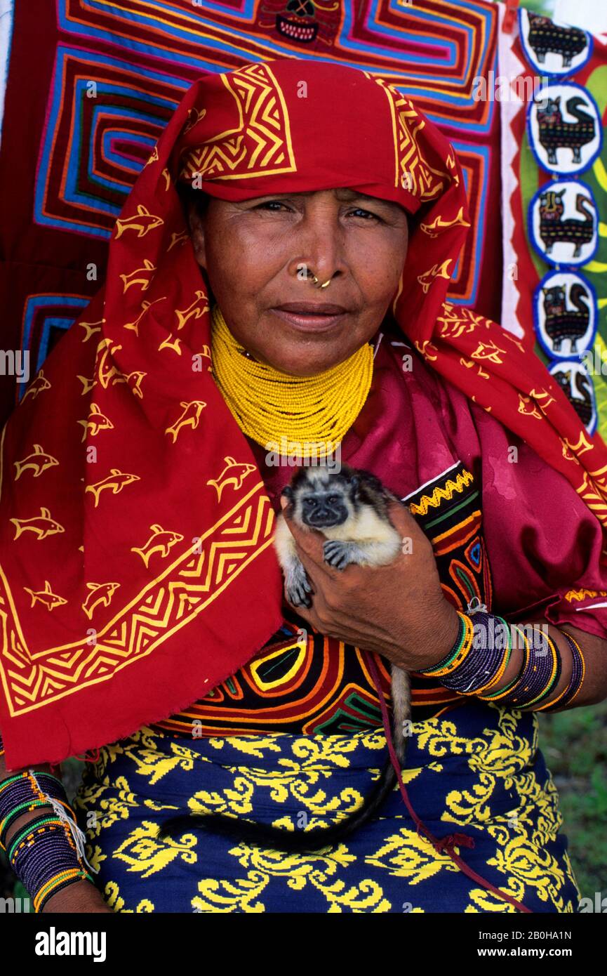 PANAMA, SAN BLAS-INSELN, NIA TUPU-INSEL, KUNA-INDIANERIN MIT PET-MARMOSE (AFFE) Stockfoto