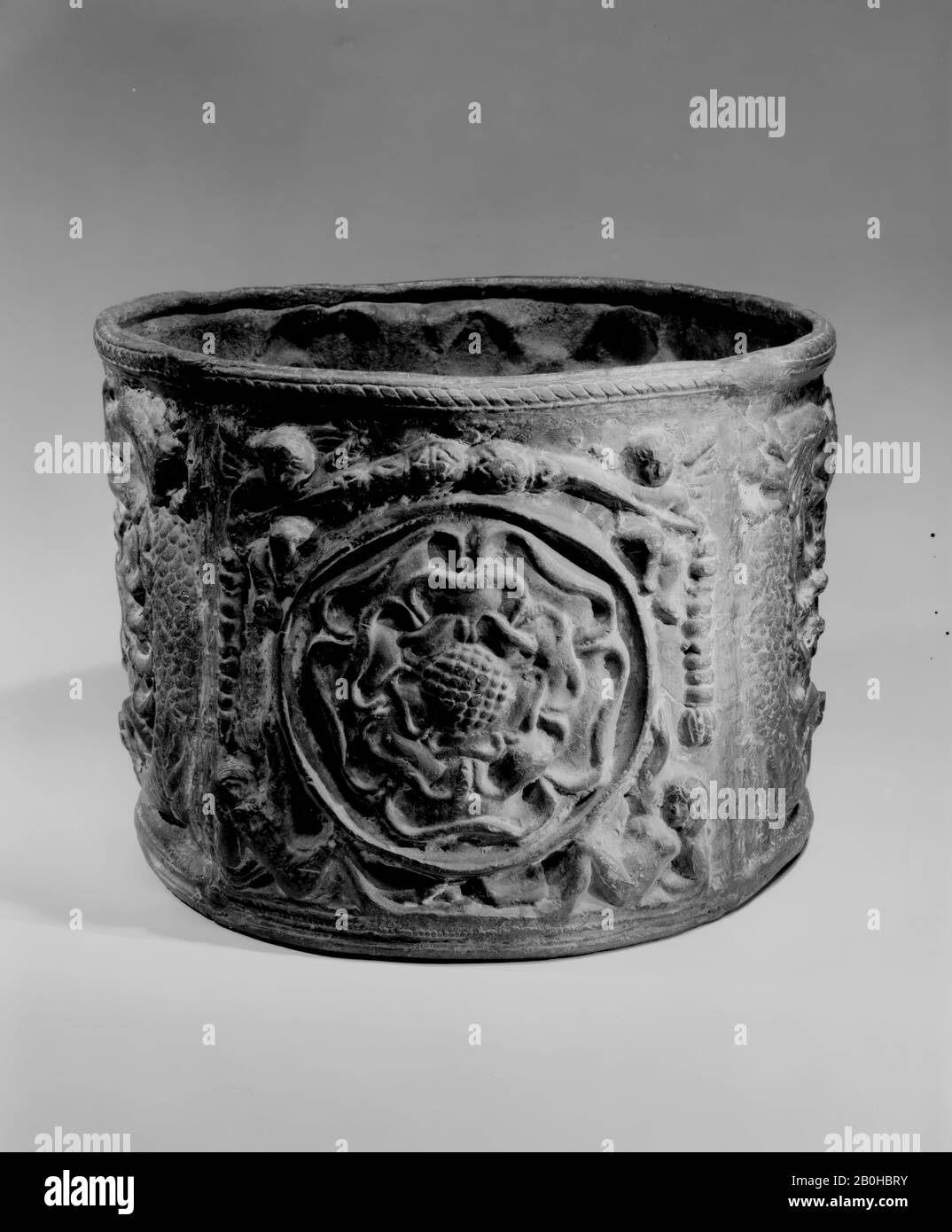 Cistern, Britisch, CA. 1527, Britisch, Blei, Insgesamt (unregelmäßige Abmessungen): 16 3/4 × 12 3/4 Zoll (42,5 × 32,4 cm), Metalwork-Base-Metall Stockfoto