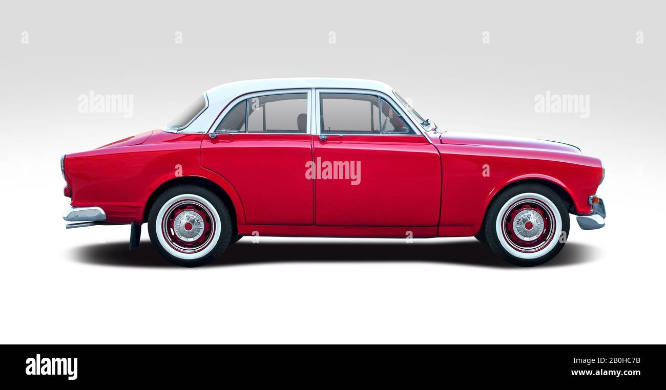 Rotes klassisches schwedisches Auto isoliert auf weiß Stockfoto