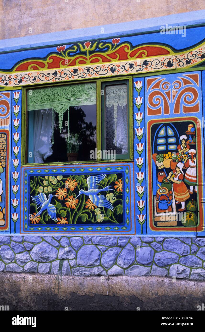 ARGENTINIEN, BARILOCHE, BUNTES FENSTER DES GESUNDHEITSSPEICHER Stockfoto