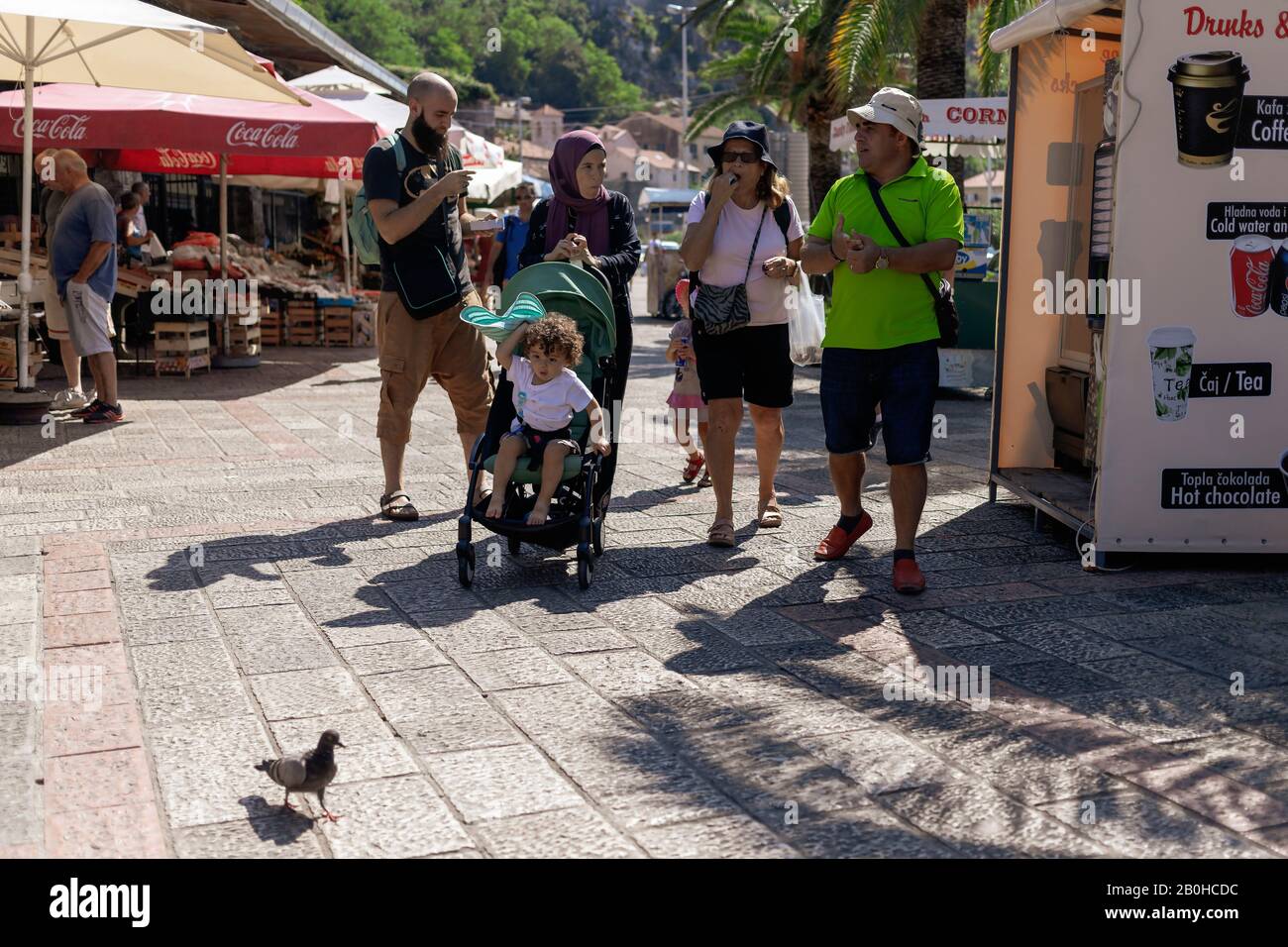 Montenegro, 16. September 2019: Einheimische und Touristen auf dem grünen Markt in der Kotor-Altstadt Stockfoto
