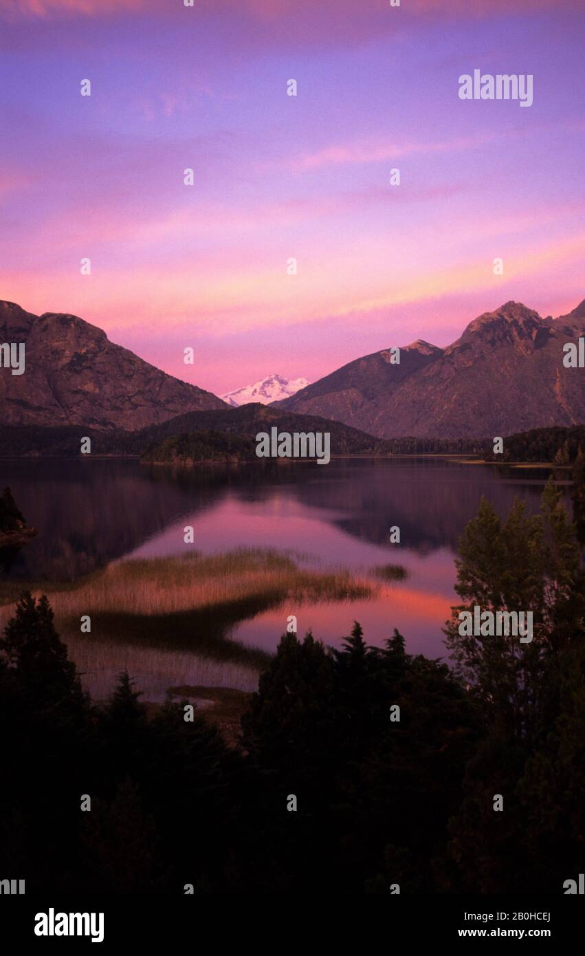 ARGENTINIEN, IN DER NÄHE VON BARILOCHE, BEZIRK LAKE, BLICK AUF DEN VULKAN TRONADOR Stockfoto