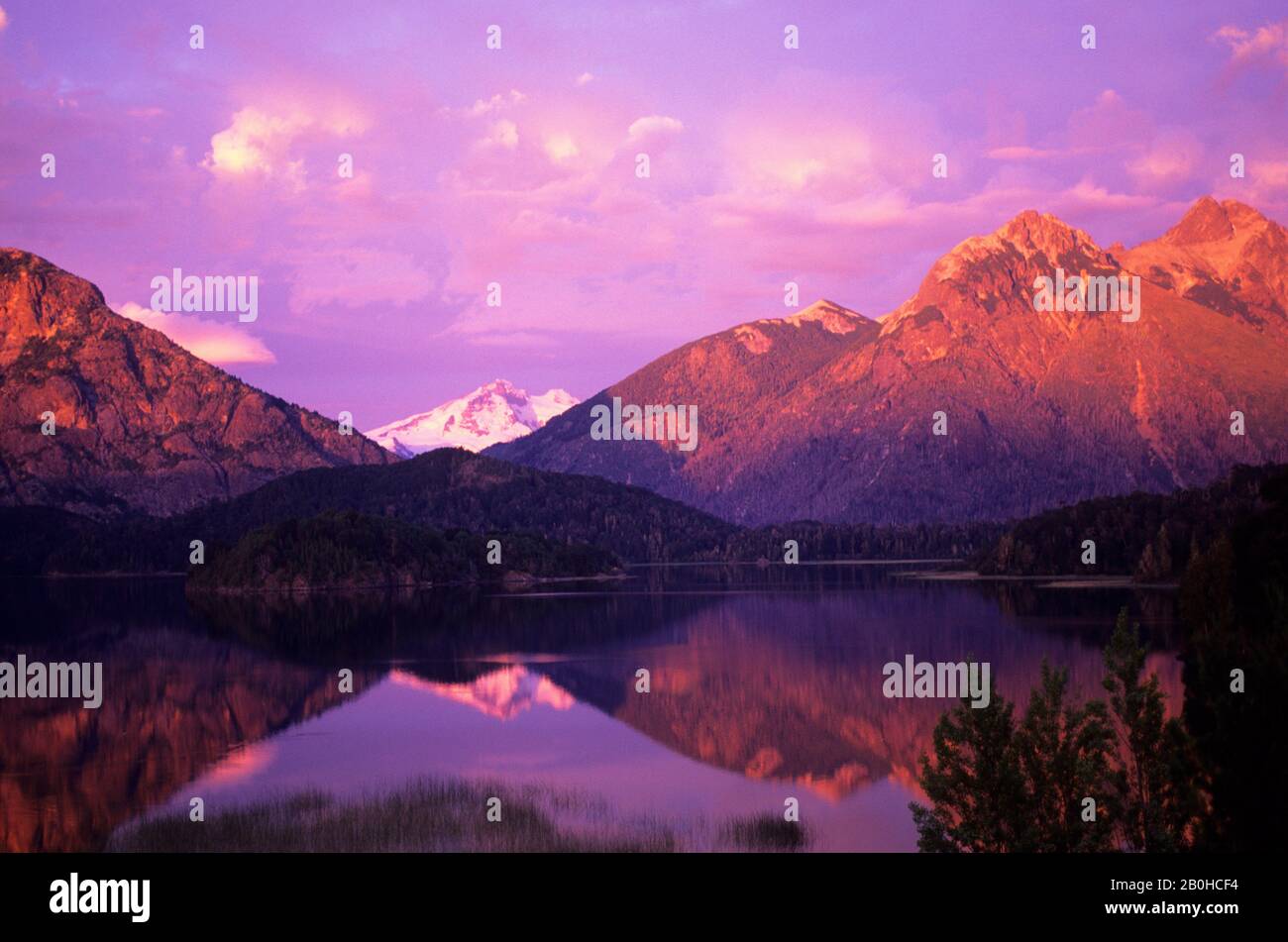 ARGENTINIEN, IN DER NÄHE VON BARILOCHE, LAKE DISTRICT, SONNENAUFGANG AM TRONADOR-VULKAN, ANDEN MOUNTAINS Stockfoto