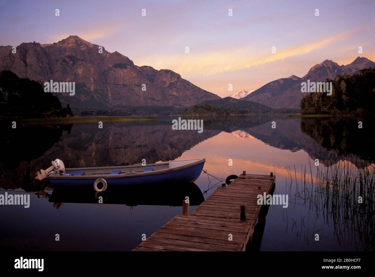 ARGENTINIEN, IN DER NÄHE VON BARILOCHE, LAKE DISTRICT, BLICK AUF DEN VULKAN TRONADOR, BOOT Stockfoto