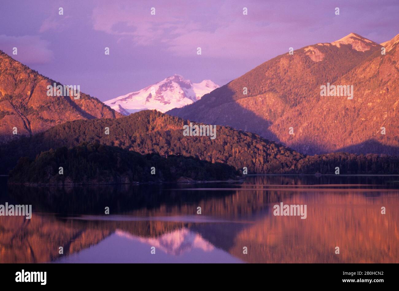 ARGENTINIEN, IN DER NÄHE VON BARILOCHE, LAKE DISTRICT, SONNENAUFGANG AM TRONADOR-VULKAN, ANDEN MOUNTAINS Stockfoto