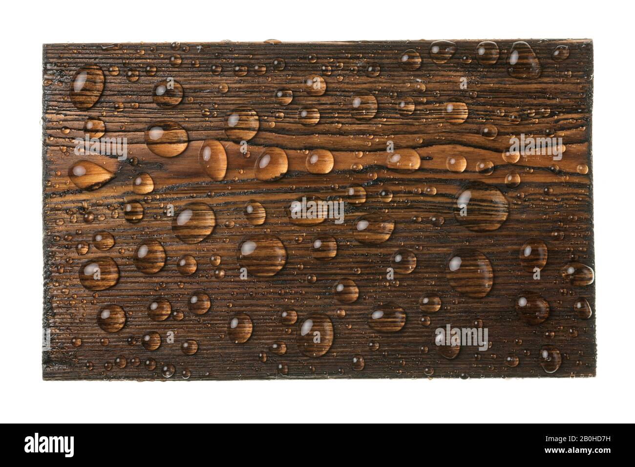Klassisches rechteckiges dunkles Holzbrett in Wassertropfen. Nasse Holzstruktur Stockfoto