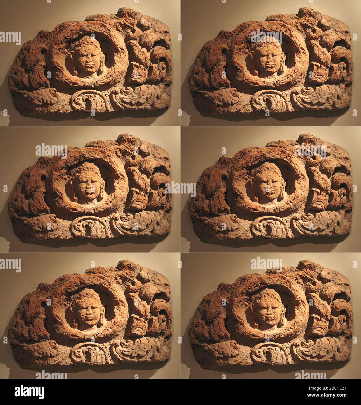 Architektonisches Element mit dem Kopf eines Buddha, Indonesien (Java), wahrscheinlich mitteljavanische Zeit, Datum vom 9. Bis 10. Jahrhundert, Indonesien (Java), Terrakotta, H. 13 1/8 Zoll. (33,3 cm); W. 15 5/16 Zoll (38,9 cm); D. 11 3/4 Zoll (29,8 cm), Skulptur Stockfoto