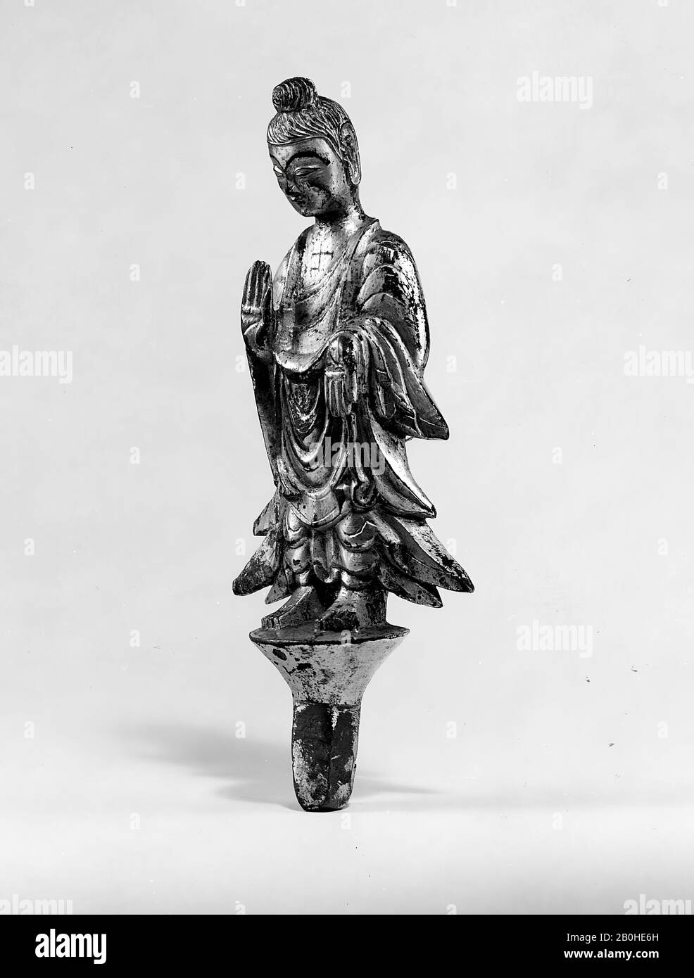 Buddha auf einem Lotus-Sockel, China, Östliche Wei-Dynastie (534-550), Kultur: China, Gilt-Bronze, H. 5 7/16 Zoll. (13,8 cm); W. 2 1/8 Zoll (5,4 cm), Skulptur Stockfoto