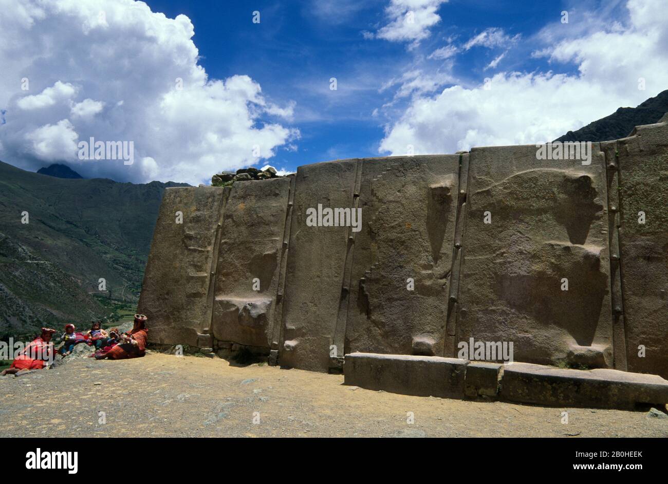 PERU, IN DER NÄHE VON CUZCO, HEILIGE TAL, OLLANTAYTAMBO, FESTUNG INCA, LOKALE MENSCHEN VOR DER MAUER Stockfoto
