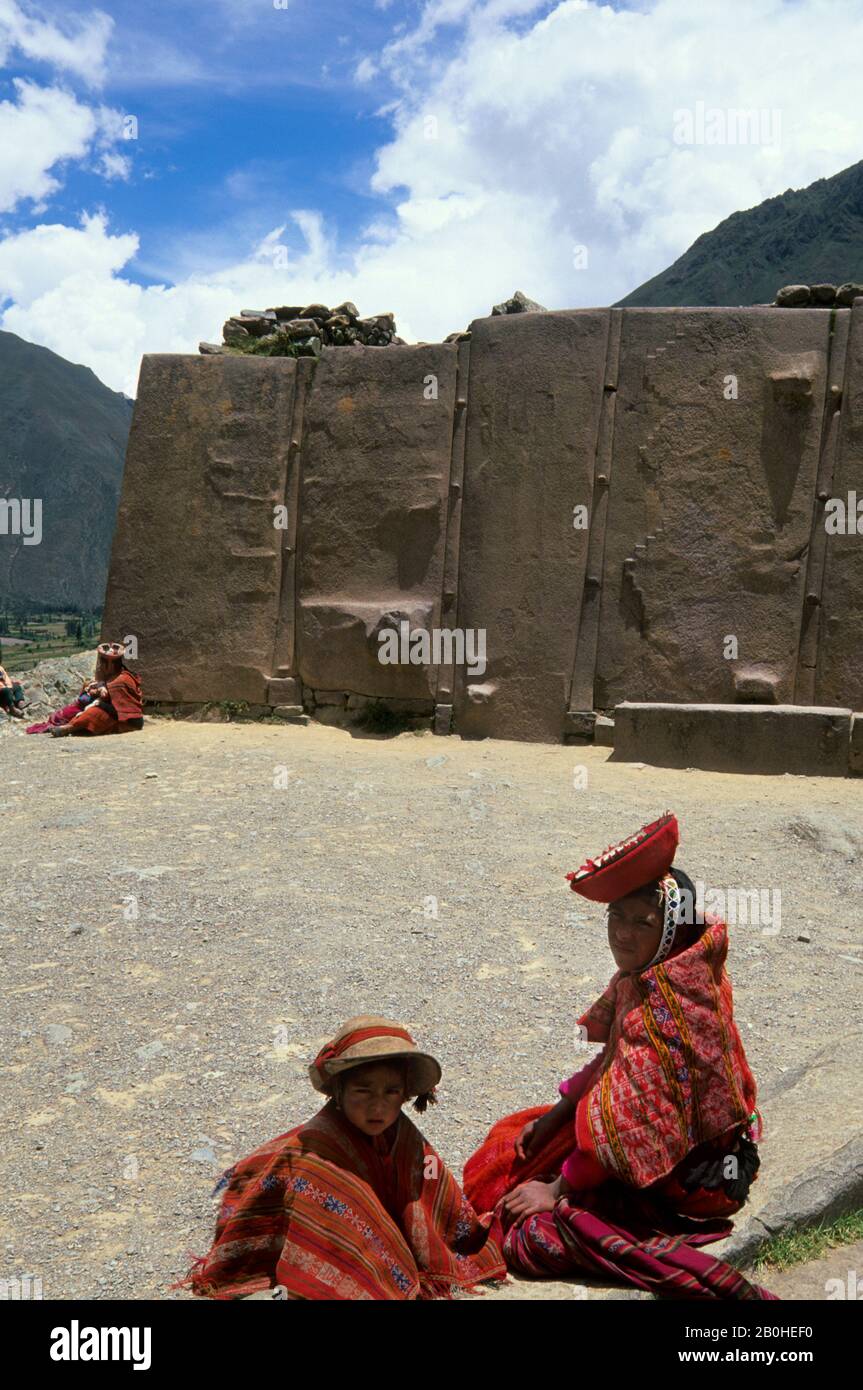 PERU, IN DER NÄHE VON CUZCO, OLLANTAYTAMBO, FESTUNG INCA IM HEILIGEN TAL, LOKALE MENSCHEN Stockfoto
