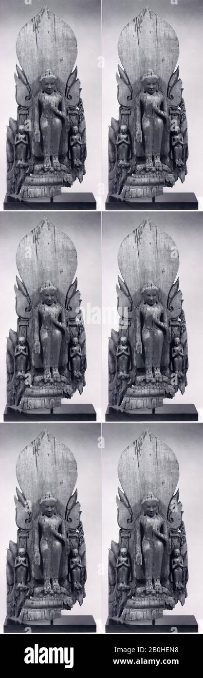 Der stehende Buddha, Der Von Jüngern, Birma, etwa in der ersten Hälfte des 13. Jahrhunderts, Birma, Holz mit Lack, 42 1/2 Zoll, flankiert wird. (108 cm), Skulptur Stockfoto