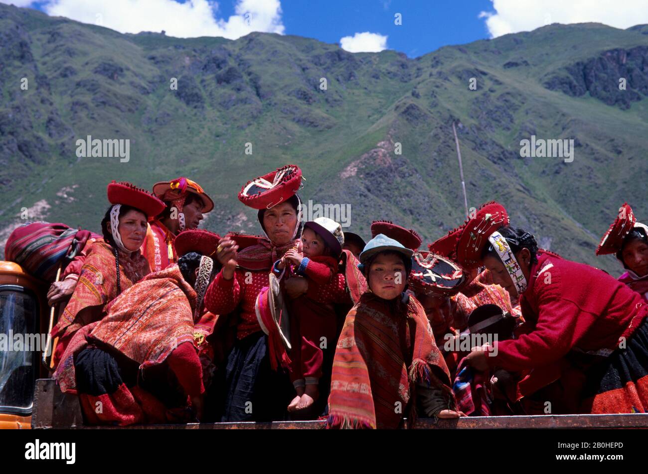 PERU, IN DER NÄHE VON CUZCO, HEILIGE TAL, OLLANTAYTAMBO, EINHEIMISCHEN (QUECHUA) AUF LASTWAGEN Stockfoto