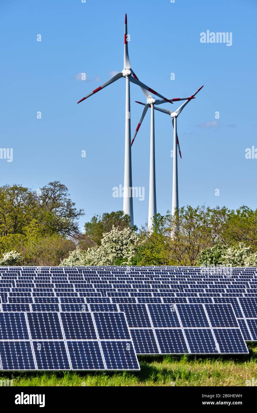 Sonnenkollektoren und Windkraftanlagen in Deutschland gesehen Stockfoto